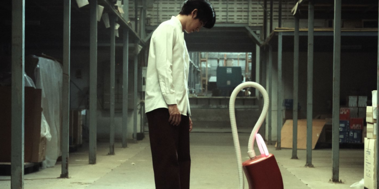 Amor más allá de la muerte y sátira laboral en “Un fantasma a su servicio”