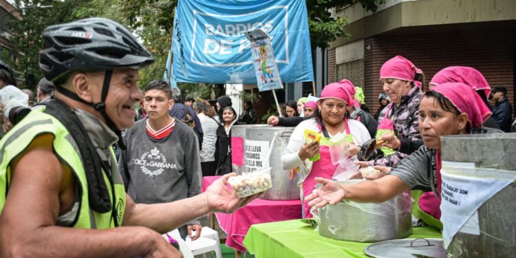 Barrios de Pie realizó una olla popular frente a la casa de Manuel Adorni: “No somos un gasto, somos parte de la solución”