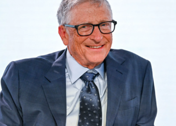 Bill Gates identificó los tres sectores que resistirán el avance de la inteligencia artificial en el mercado laboral