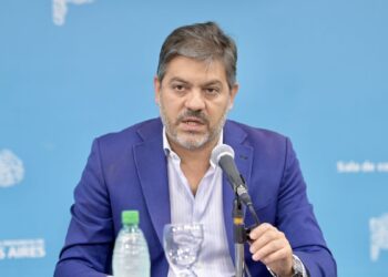 Carlos Bianco fue operado de urgencia en Barcelona y postergó su regreso al país