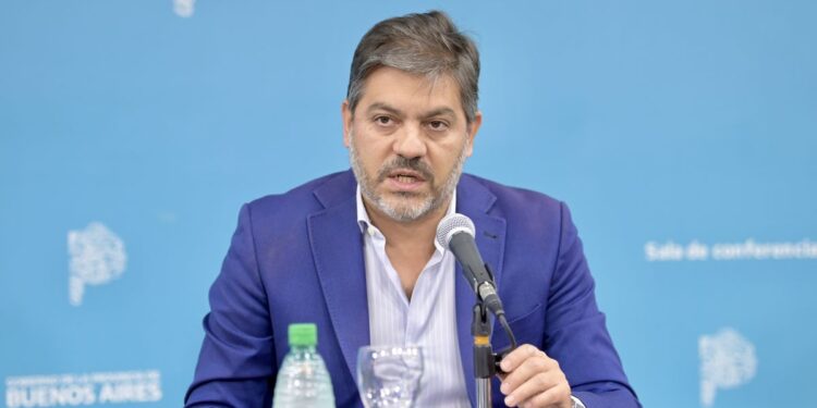 Carlos Bianco fue operado de urgencia en Barcelona y postergó su regreso al país