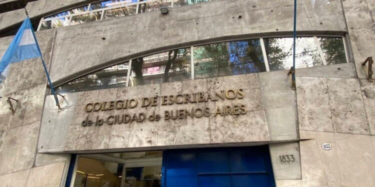 Caso Adorni: el Colegio de Escribanos de la Ciudad afirmó que las operaciones se informan siempre a la UIF