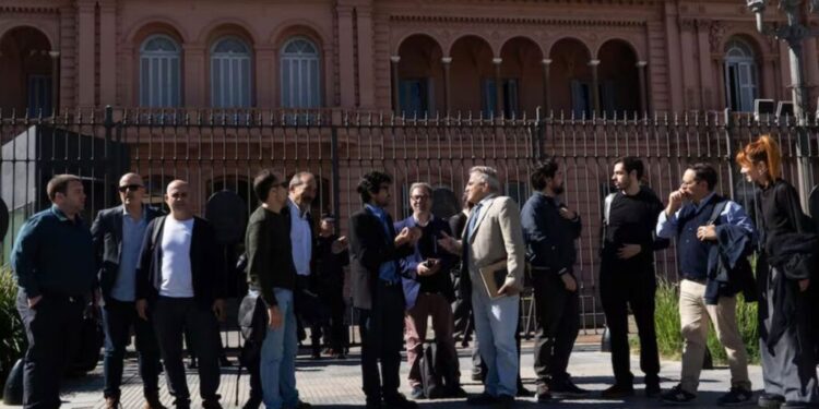 Crece el repudio al giro autoritario del gobierno sobre el periodismo