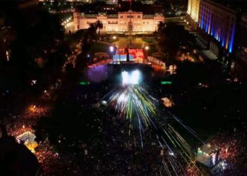 Dios es un DJ: misa tecno y “lío” en la Plaza de Mayo