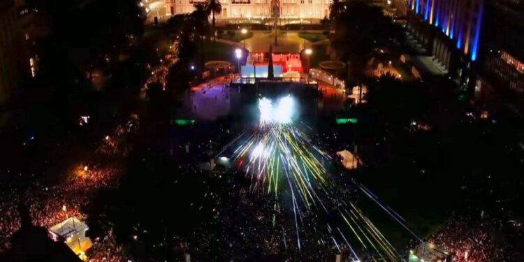 Dios es un DJ: misa tecno y “lío” en la Plaza de Mayo