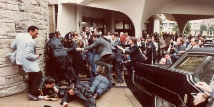 El antecedente que estremece: en el mismo lugar donde intentaron atacar a Donald Trump balearon a Ronald Reagan