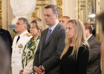 El Gobierno, cercado por la escribana, la caída en las encuestas y el caso Adorni