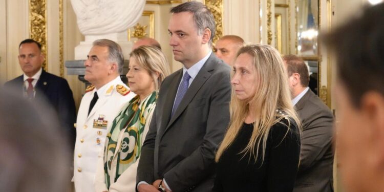 El Gobierno, cercado por la escribana, la caída en las encuestas y el caso Adorni