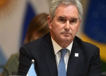 El Gobierno felicitó al flamante primer ministro electo de Hungría, Péter Magyar