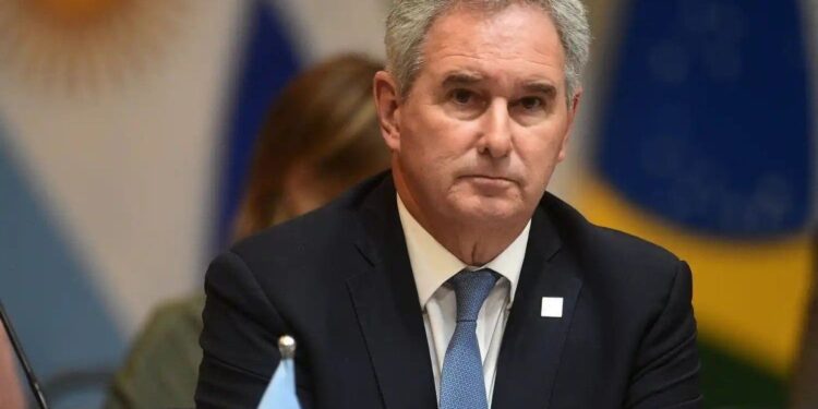 El Gobierno felicitó al flamante primer ministro electo de Hungría, Péter Magyar