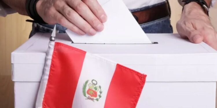 Elecciones en Perú: más de 52.000 peruanos votaron en una jornada inédita tras fallas en los comicios