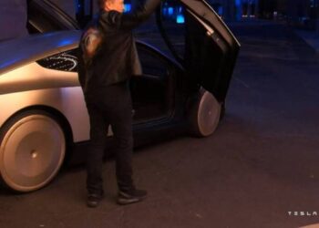 Elon Musk anunció que Tesla comenzó la producción de su “robotaxi”