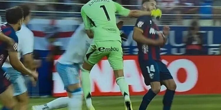 Escándalo en España: el video de Esteban Andrada expulsado tras golpear a un futbolista