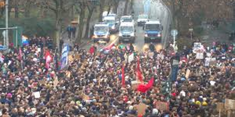 Estalla la polémica en Alemania por una medida que exige autorización militar a hombres para viajar al exterior