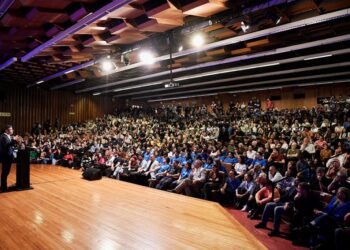 Kicillof lanzó su movimiento en la UBA, dijo que Milei «lleva a la disolución nacional» y pidió «no perder tiempo en internas»