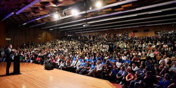 Kicillof lanzó su movimiento en la UBA, dijo que Milei «lleva a la disolución nacional» y pidió «no perder tiempo en internas»