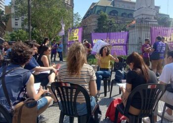La Plaza de Mayo se convierte en aula: clases públicas y ferias de ciencias contra el ajuste universitario