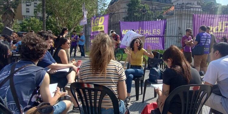 La Plaza de Mayo se convierte en aula: clases públicas y ferias de ciencias contra el ajuste universitario