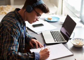 Las carreras laborales que más durarán en el futuro, según la Inteligencia Artificial