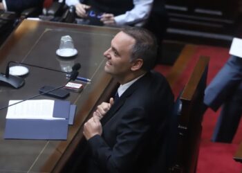 Manuel Adorni defendió en el Congreso la gestión del Gobierno y rechazó las acusaciones: “Son tendenciosas y falsas”