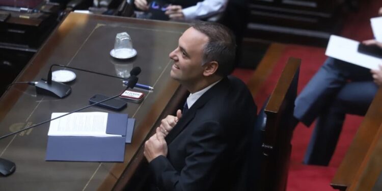 Manuel Adorni defendió en el Congreso la gestión del Gobierno y rechazó las acusaciones: “Son tendenciosas y falsas”
