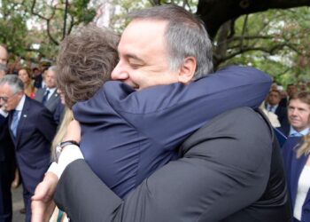 Manuel Adorni recibió con un abrazo de Milei: contención mientras crece la polémica