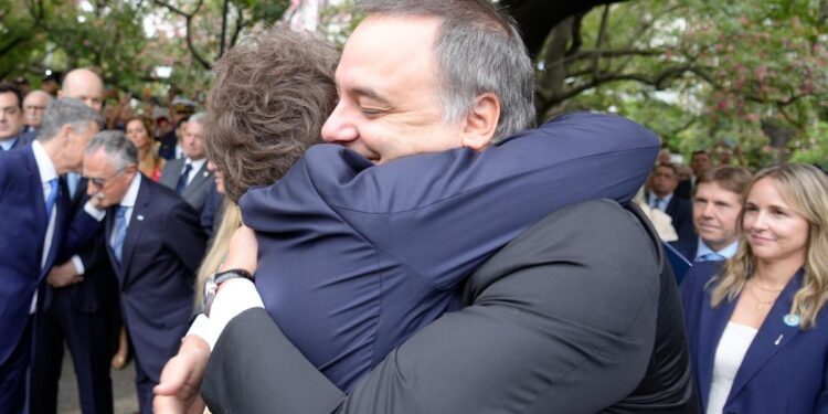 Manuel Adorni recibió con un abrazo de Milei: contención mientras crece la polémica