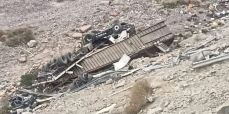 Mendoza: desbarrancó un camión, pero el conductor se tiró antes y se salvó de milagro