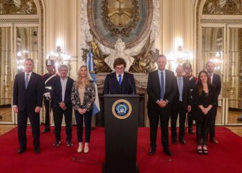 Milei no logra salir del laberinto en el que lo metieron la interna y el caso Adorni