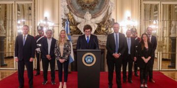 Milei no logra salir del laberinto en el que lo metieron la interna y el caso Adorni