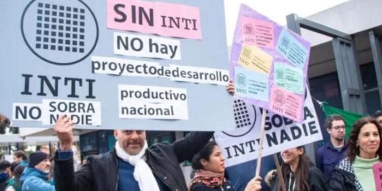 Personal del INTI, CNEA y la Unsam se unen en una caravana «por la ciencia, la tecnología y la producción»