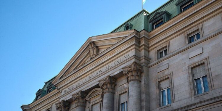 Piden que la Justicia investigue créditos millonarios del Banco Nación a funcionarios y legisladores cercanos a Milei