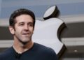 Quién es John Ternus, el nuevo director ejecutivo de Apple