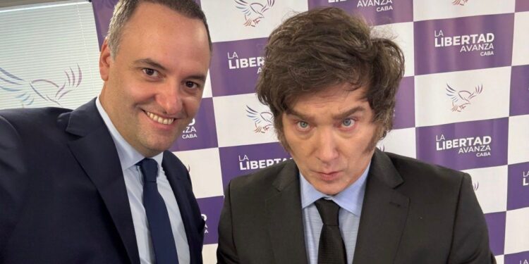 Tras suspender la conferencia, Manuel Adorni visita a Javier Milei en Olivos