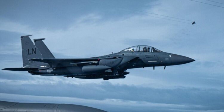 Un avión militar de EEUU se estrelló en Irán: un piloto fue rescatado y el otro permanece desaparecido