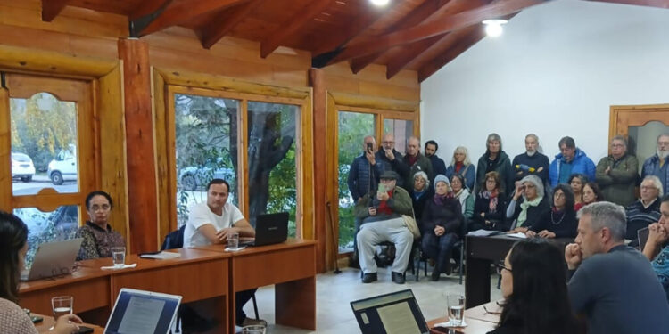Un colectivo de jubilados y personas mayores lidera el reclamo por los incendios forestales de Chubut