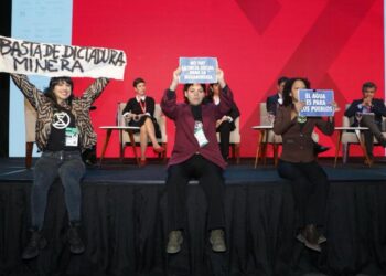 Activistas interrumpieron con pancartas un panel minero en la Expo EFI 