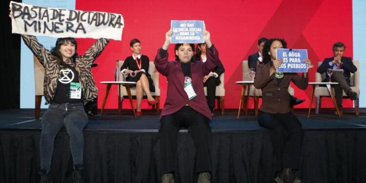 Activistas interrumpieron con pancartas un panel minero en la Expo EFI 