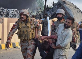 Ataque terrorista en Pakistán contra un tren militar dejó 24 víctimas