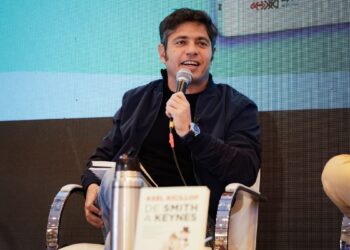 Axel Kicillof se presentó en la Feria del Libro y vuelve a debatir con Javier Milei con teoría economía publicada