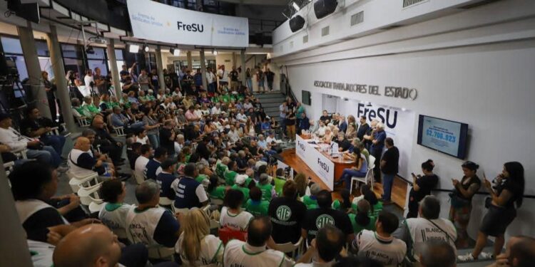 Bajo el lema “unidad, lucha y rebeldía”, el FreSU realiza su primer Plenario Nacional