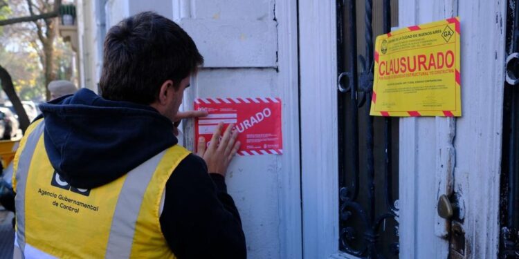 CABA desalojó una casa usurpada en Floresta en la que funcionaba un taller textil clandestino