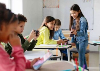 Celulares en escuelas: la Unesco propone formar una «ciudadanía digital» para «aprovechar las oportunidades que ofrecen las nuevas tecnologías”
