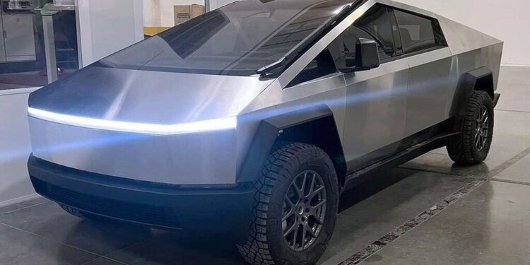 Cómo es el Cybertruck de Tesla, el super auto que tienen Coscu, Barbie Franco y un diputado de la LLA