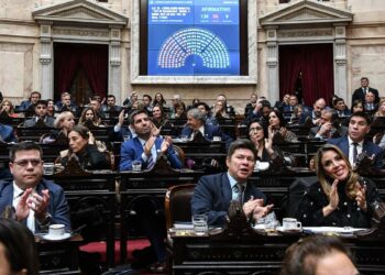 Del carnet de mochilero a las palomas mensajeras: las curiosas normas que podría dar de baja la ley Hojarasca