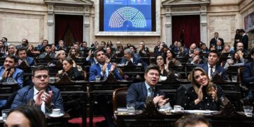 Del carnet de mochilero a las palomas mensajeras: las curiosas normas que podría dar de baja la ley Hojarasca