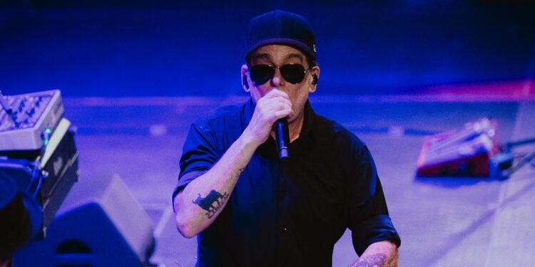 Después de Fito Paez, Andrés Calamaro también puso a prueba al público: el rock clásico contra el cerebro del algoritmo