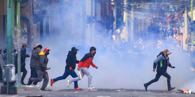 Disturbios en Bolivia: manifestantes exigen la renuncia de Rodrigo Paz en medio de crisis económica