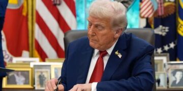 Donald Trump retrasa la firma de la orden ejecutiva para regular la IA, preocupado por la competencia con China