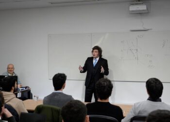 El Gobierno asegura que los jóvenes vuelven al país, pero faltan estadísticas